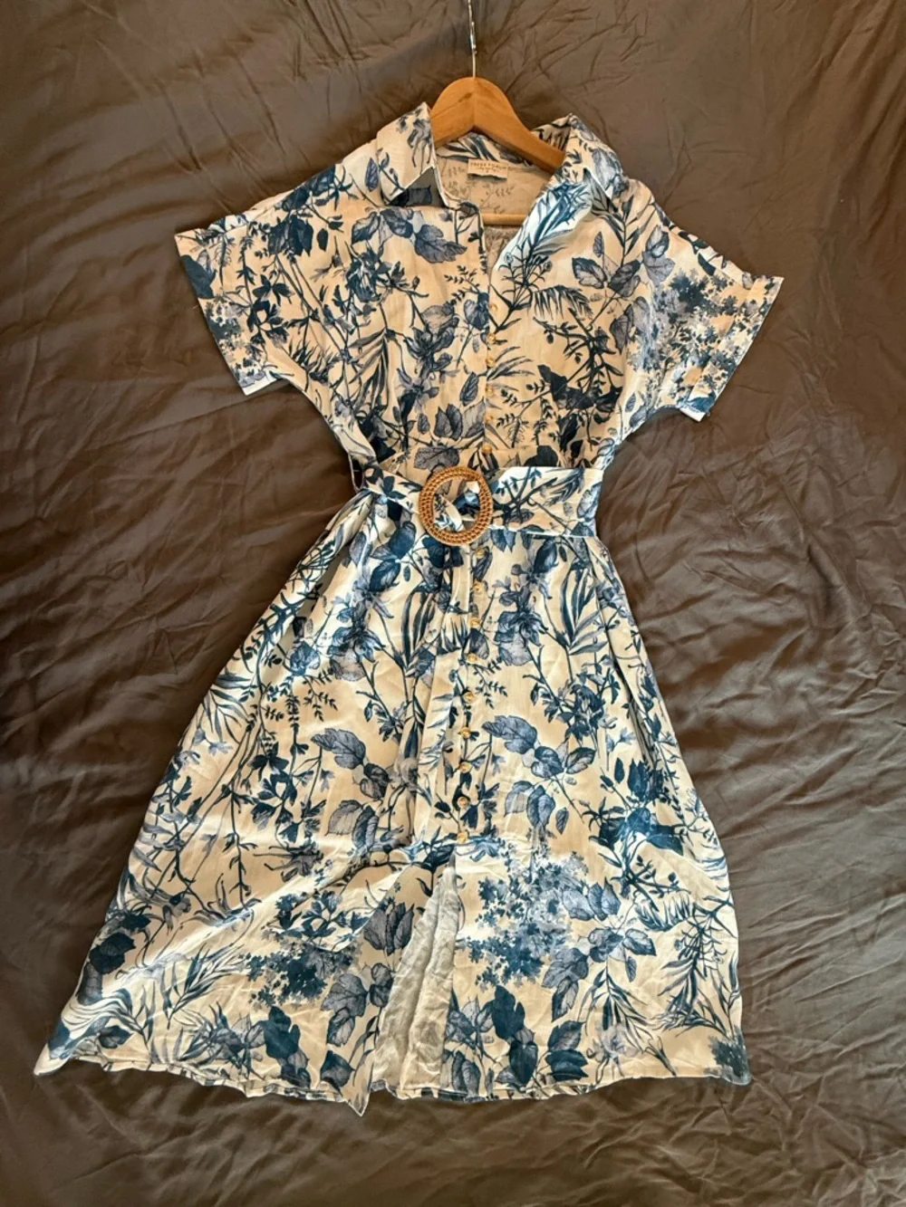 SPRINGTIME SPLENDOR WHITE & BLUE FLORAL BELTED MIDI DRESS Dress Forum Los An - Picture 5 of 8